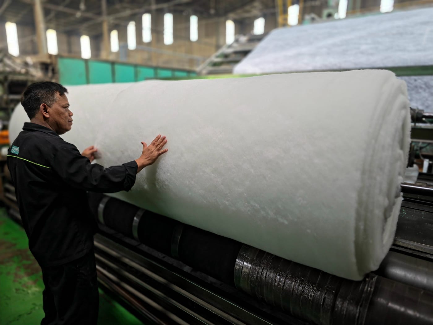 Operator memeriksa roll padding jadi